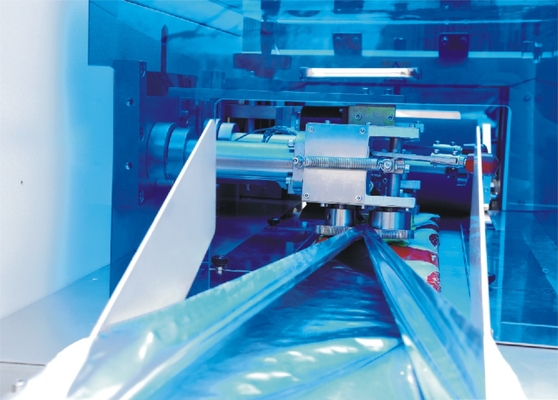 Rotary Automatic Horizontal Flow Packing Machine Cookies 250mm Menarik Film Ke Bawah